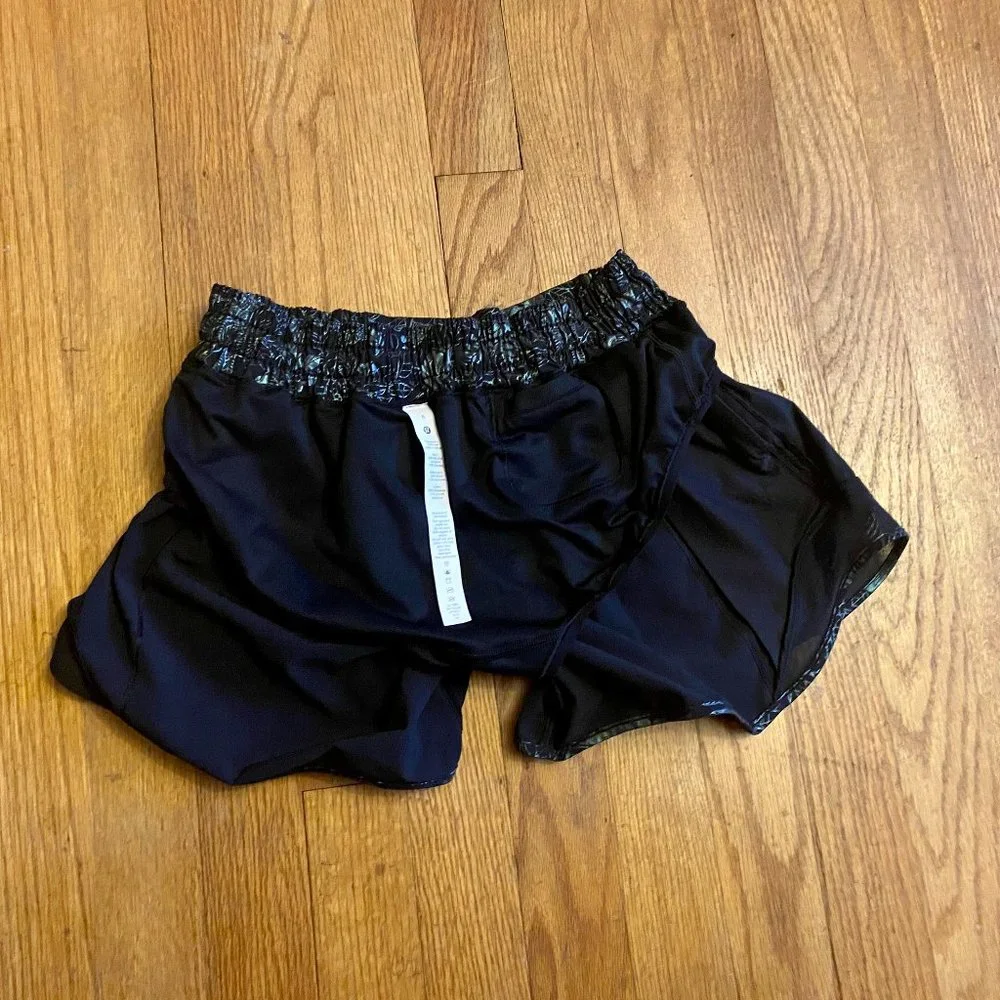 Lululemon Hotty Hot Low-Rise Lined Short 4" Logo Flourish Black Iridescent Foil - Picture 12 of 13